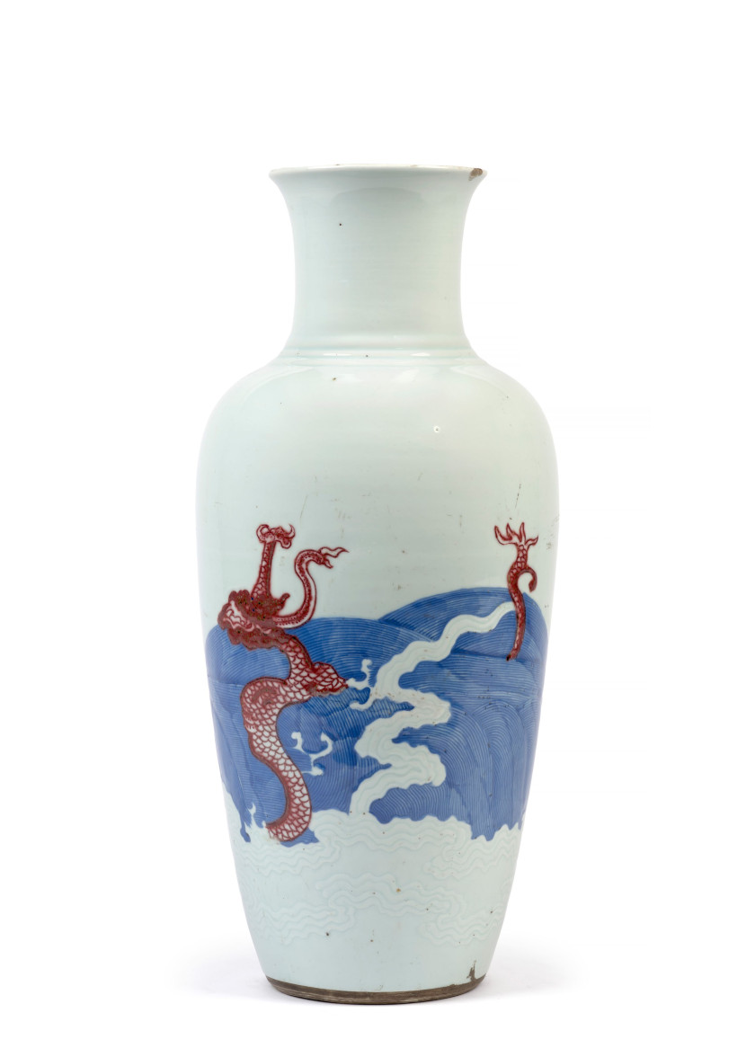 VASE EN PORCELAINE BLEU BLANC ET ROUGE DE CUIVRE, Chine, dynastie Qing, époque Kangxi, XVIIIe siècle