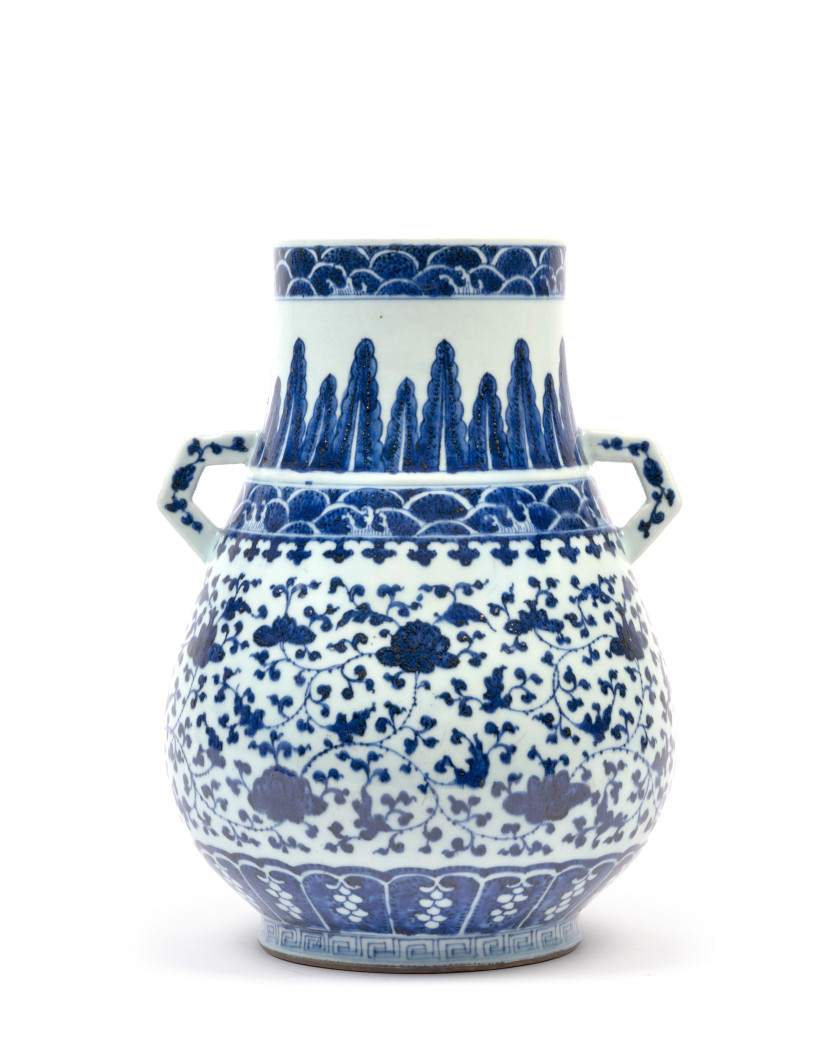 VASE HU EN PORCELAINE BLEU BLANC, Chine, dynastie Qing, XIXe siècle