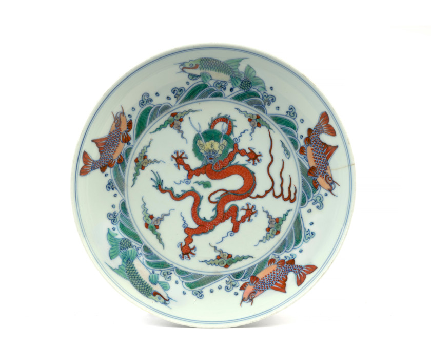 ASSIETTE EN PORCELAINE DOUCAI, Chine, dynastie Qing, époque Kangxi (1662-1722)