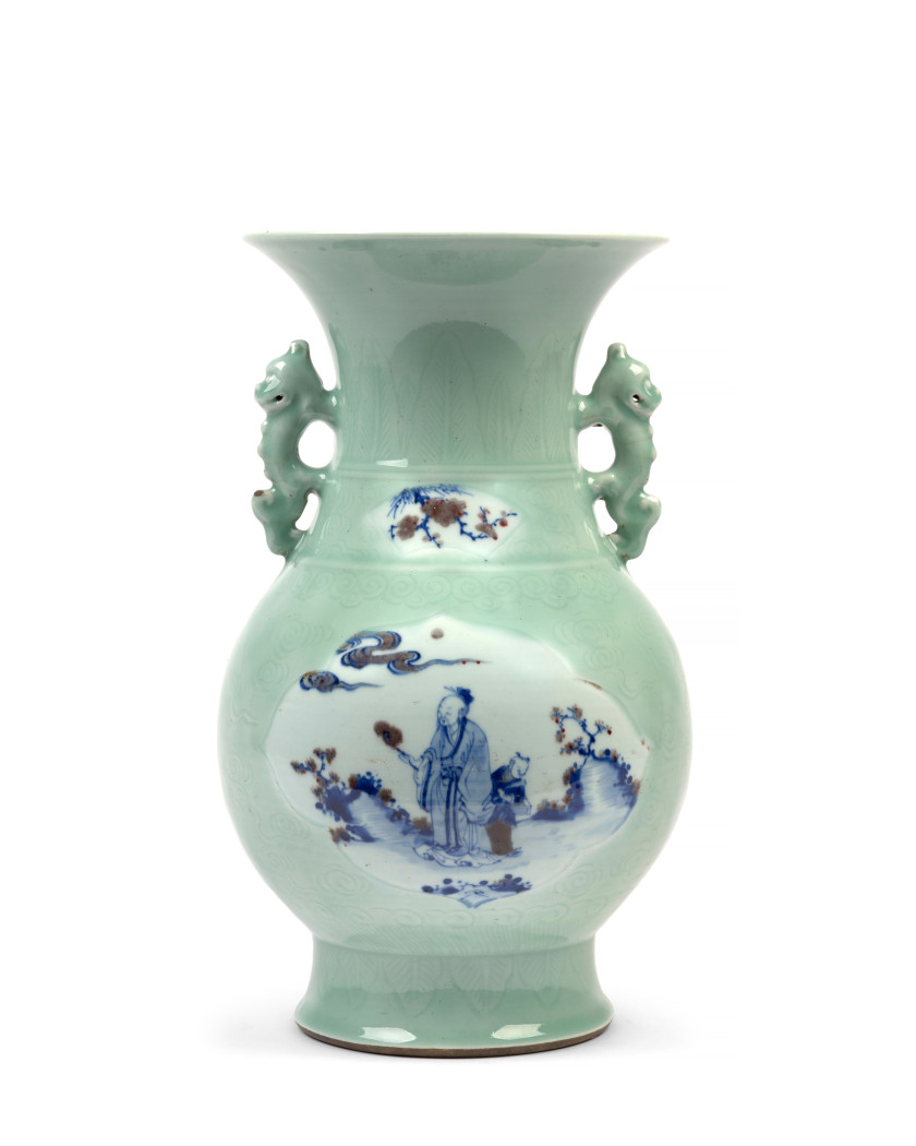 VASE EN PORCELAINE BLEU BLANC ET ROUGE DE CUIVRE SUR FOND CÉLADON, Chine, dynastie Qing, XVIIIe siècle