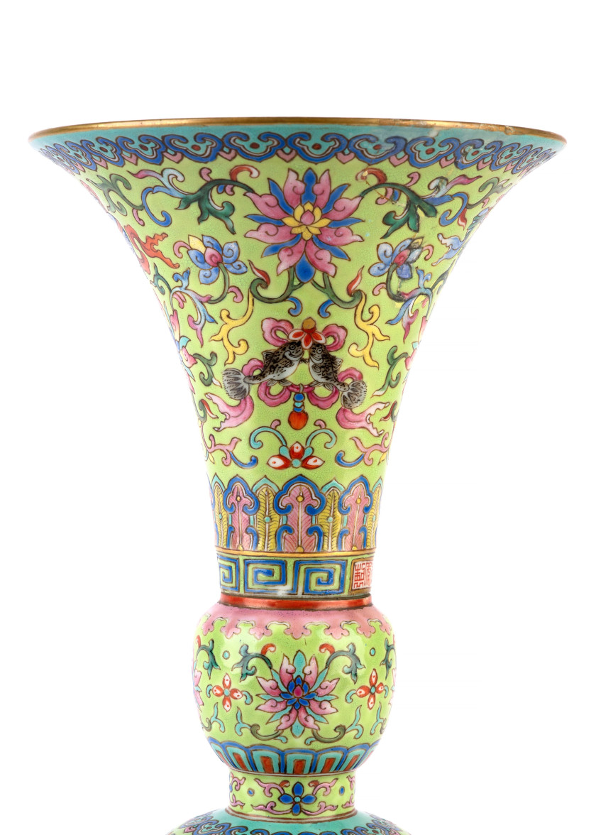 PAIRE DE VASES GU EN PORCELAINE FAMILLE ROSE SUR FOND VERT, Chine, dynastie Qing, marque et époque Jiaqing (1796-1820)