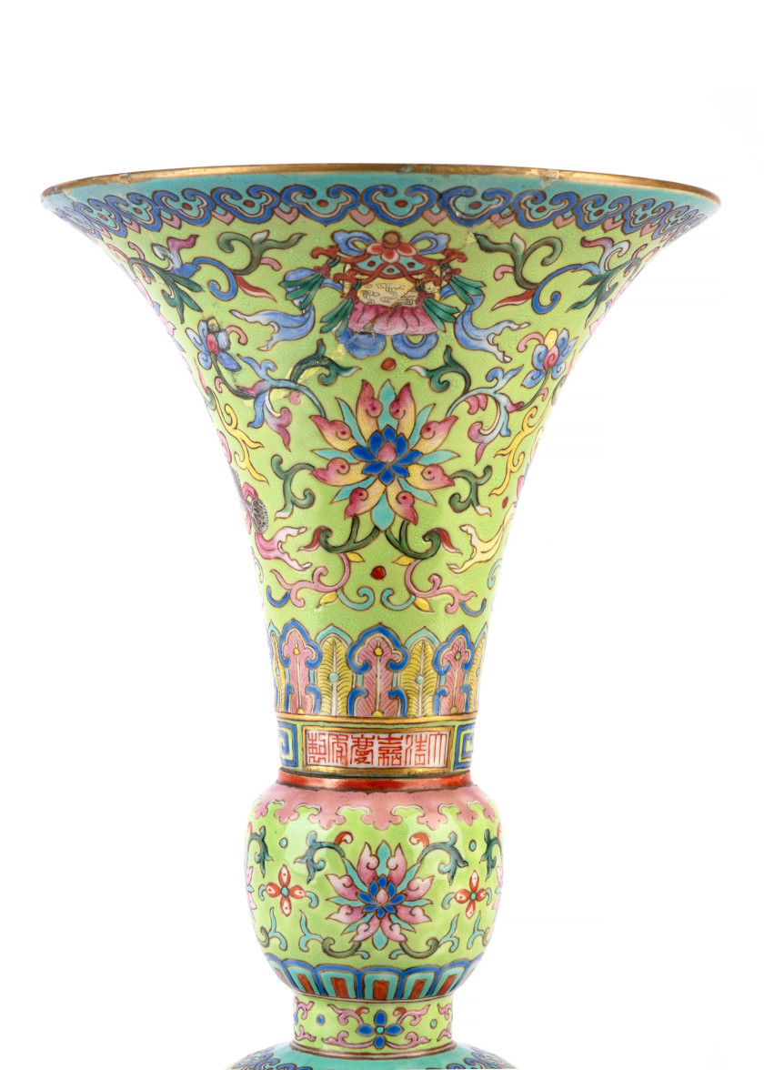 PAIRE DE VASES GU EN PORCELAINE FAMILLE ROSE SUR FOND VERT, Chine, dynastie Qing, marque et époque Jiaqing (1796-1820)