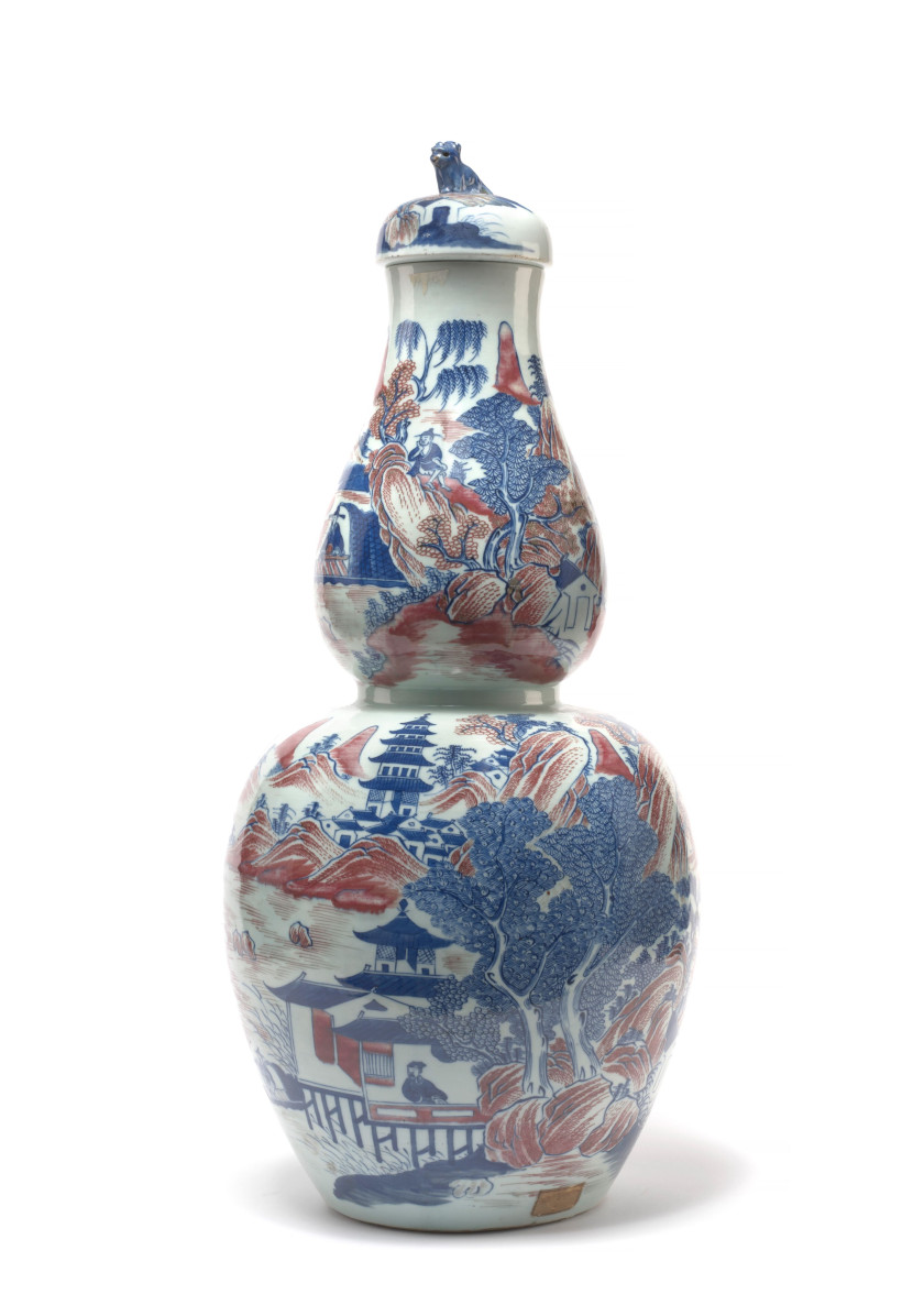 GRAND VASE COUVERT EN PORCELAINE BLEU BLANC ET ROUGE DE CUIVRE, Chine, dynastie Qing, début du XIXe siècle