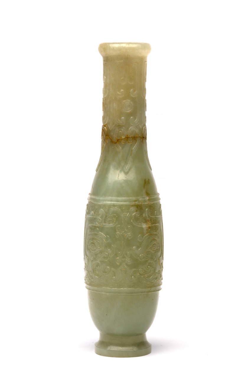 PETIT VASE EN JADE CÉLADON, Chine, dynastie Qing, époque Qianlong (1736-1795)