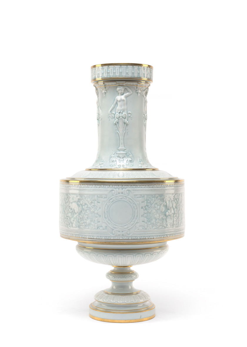 VASE EN PORCELAINE DE SÈVRES DE LA FIN DU XIXe SIÈCLE  Daté 1884