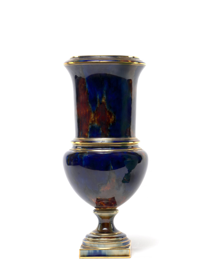 VASE EN PORCELAINE DE SÈVRES DE LA FIN DU XIXe SIÈCLE  Daté 1883