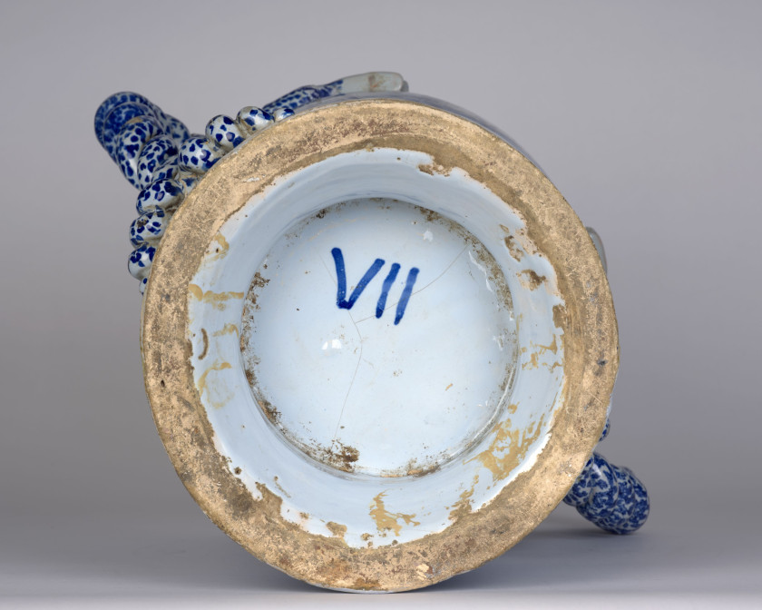 VASE D'APOTHICAIRERIE COUVERT EN FAÏENCE DE NEVERS DE LA FIN DU XVIIe SIÈCLE Vers 1680