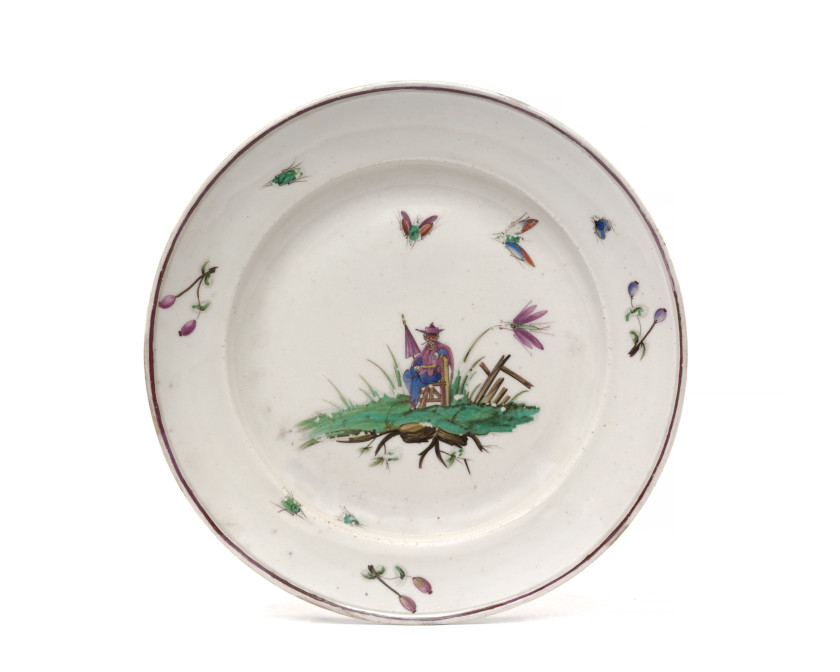 ASSIETTE EN PORCELAINE DE STRASBOURG DU XVIIIe SIÈCLE Manufacture de Joseph Hannong