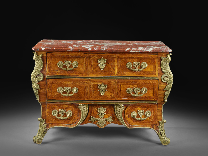 COMMODE DITE "EN SARCOPHAGE" D'ÉPOQUE RÉGENCE Attribuée à Louis Delaitre