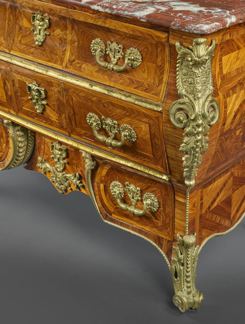 COMMODE DITE "EN SARCOPHAGE" D'ÉPOQUE RÉGENCE Attribuée à Louis Delaitre