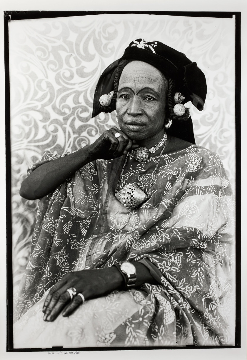 Seydou KEÏTA 1921-2001 - Mali Sans titre (femme khassonké avec sourcils peints) - 1956-1957 (tirage de 1997) Tirage argentique sur p...