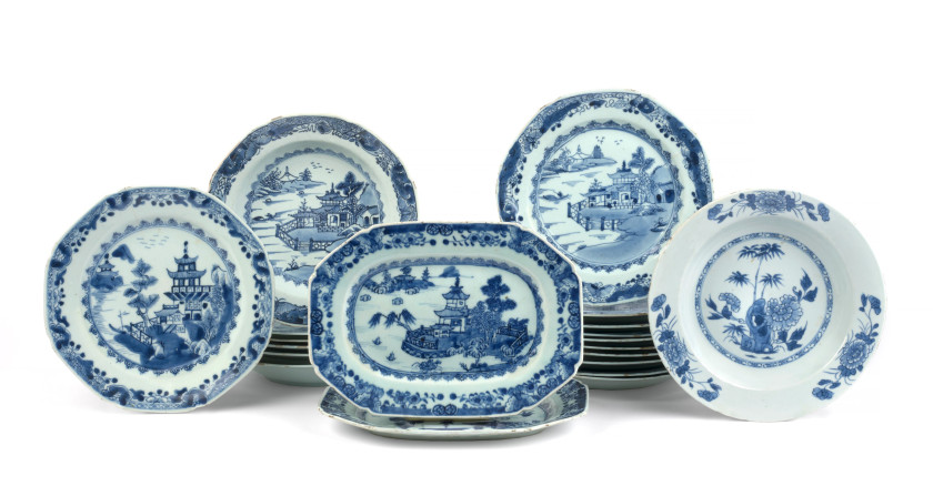 ENSEMBLE D'ASSIETTES ET PLATS EN PORCELAINE Chine, Compagnie des Indes, fin du XVIIIe siècle