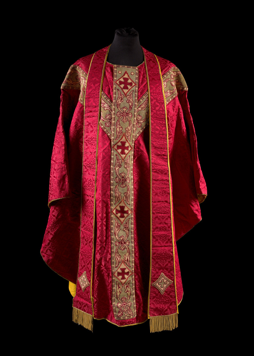 ENSEMBLE DE SIX CHASUBLES DU DEBUT DU XXe SIÈCLE PROVENANT DE LA CHAPELLE DU CHATEAU DE MARCELLUS