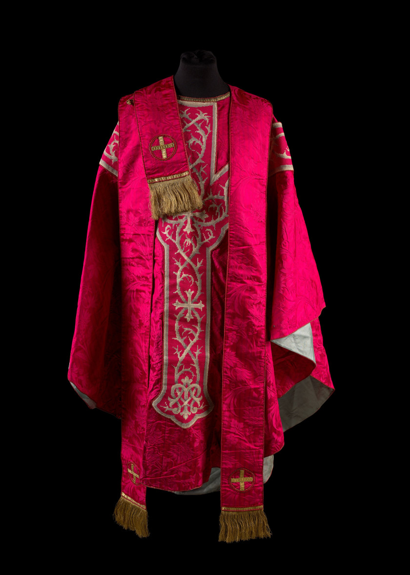 ENSEMBLE DE SIX CHASUBLES DU DEBUT DU XXe SIÈCLE PROVENANT DE LA CHAPELLE DU CHATEAU DE MARCELLUS