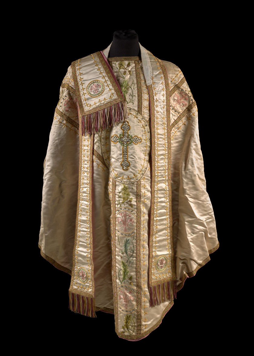 ENSEMBLE DE SIX CHASUBLES DU DEBUT DU XXe SIÈCLE PROVENANT DE LA CHAPELLE DU CHATEAU DE MARCELLUS