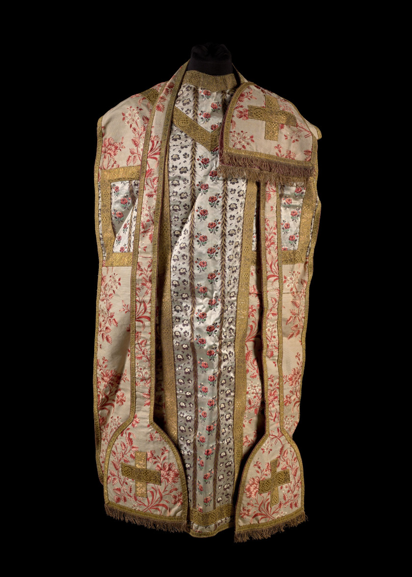 ENSEMBLE DE SIX CHASUBLES DU DEBUT DU XXe SIÈCLE PROVENANT DE LA CHAPELLE DU CHATEAU DE MARCELLUS