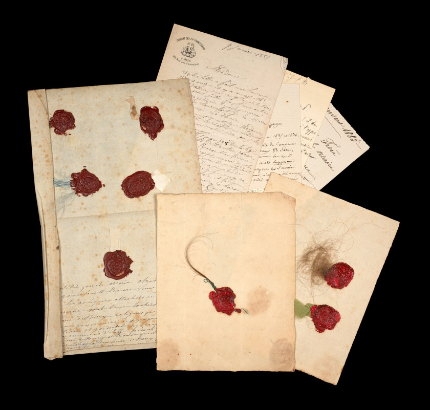 SOUVENIRS DE LA FAMILLE ROYALE Ensemble de documents retenant par des cachets de cire des cheveux et des morceaux d'étoffes