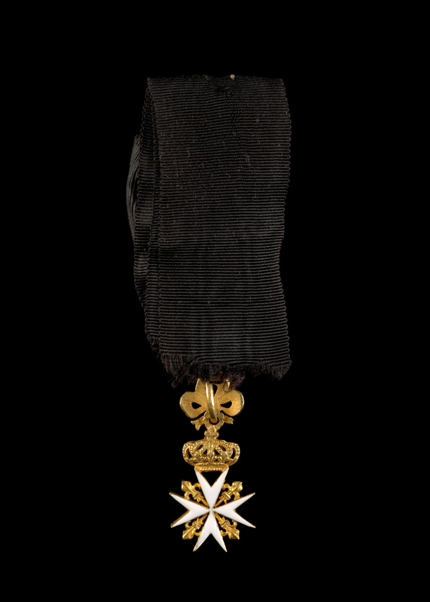 MALTE  ORDRE DE MALTE Fin du XVIIIe siècle, début du XIXe siècle  Croix de chevalier en réduction, à couronne fleur de lysée et ruba...