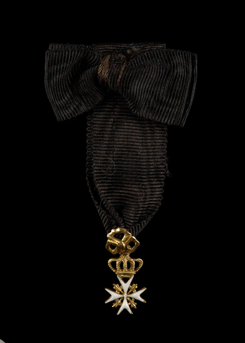 MALTE  ORDRE DE MALTE  Croix de chevalier en miniature, à couronne perlée et ruban ciselé de la fin du XVIIIe siècle, début du XIXe...