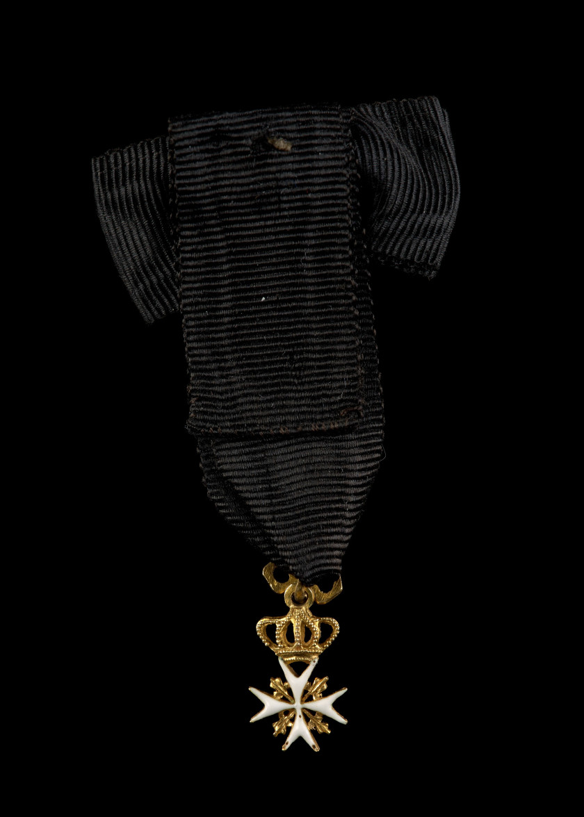 MALTE  ORDRE DE MALTE  Croix de chevalier en miniature, à couronne perlée et ruban ciselé de la fin du XVIIIe siècle, début du XIXe...