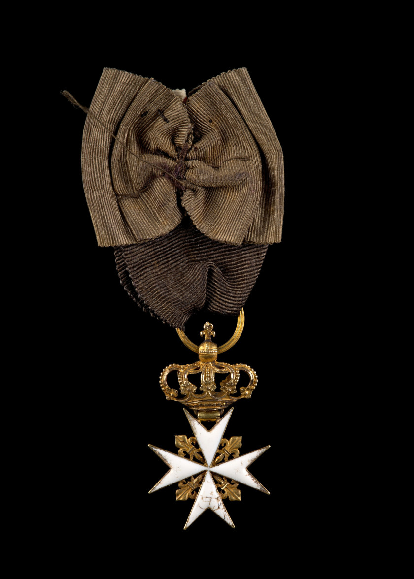 MALTE  ORDRE DE MALTE  Croix de chevalier, d'époque Restauration, à belle couronne évasée montée à charnière.