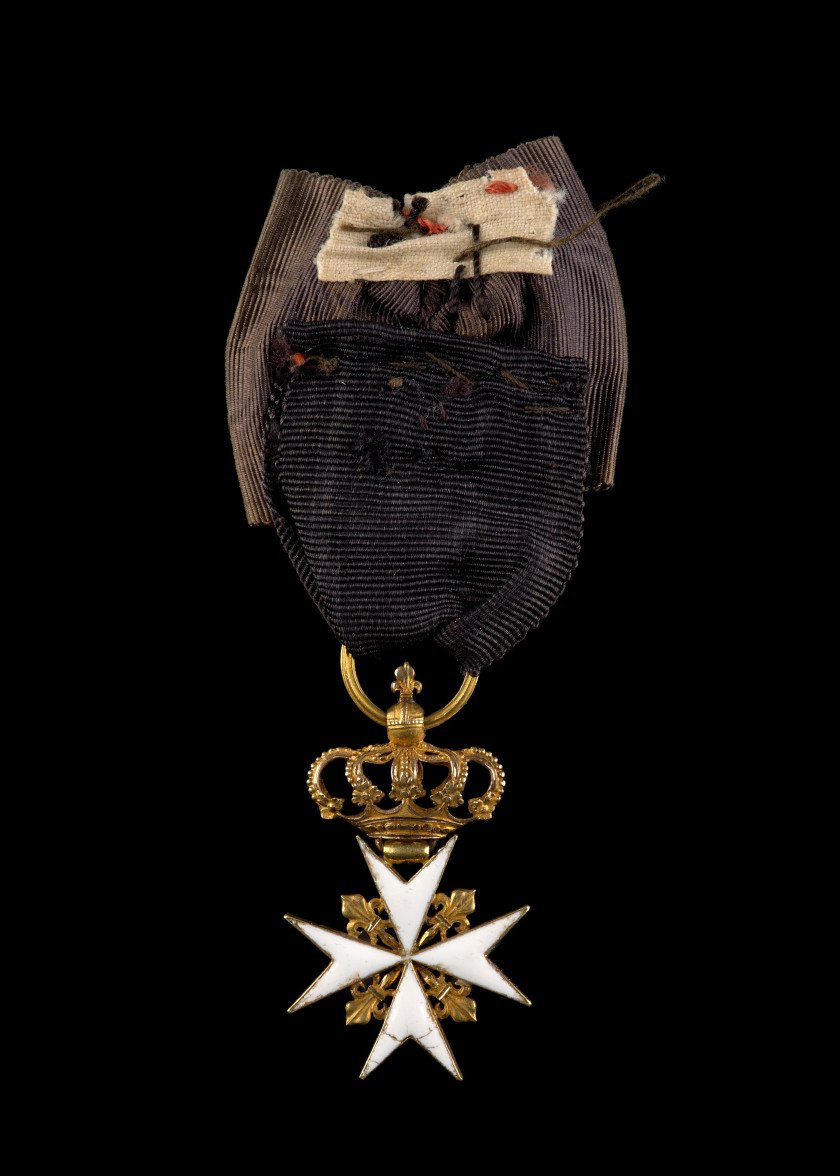 MALTE  ORDRE DE MALTE  Croix de chevalier, d'époque Restauration, à belle couronne évasée montée à charnière.