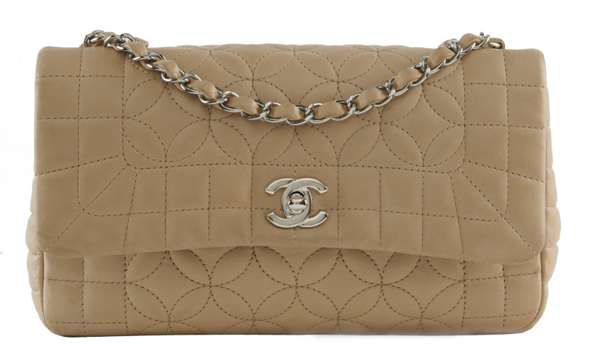 CHANEL 2005-2006  Sac à rabat  Cuir matelassé beige Garniture métal argenté Dimensions : 24 x 16 x 6,5 cm  Flap ba...