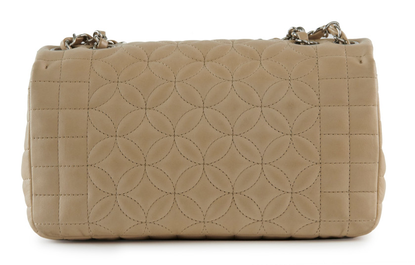 CHANEL 2005-2006  Sac à rabat  Cuir matelassé beige Garniture métal argenté Dimensions : 24 x 16 x 6,5 cm  Flap ba...