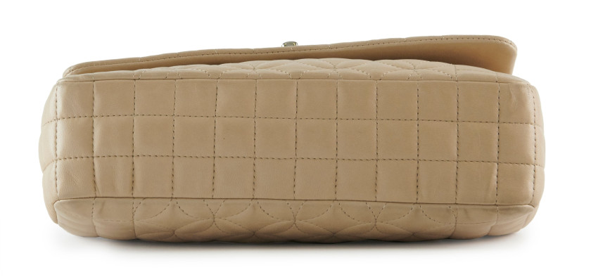 CHANEL 2005-2006  Sac à rabat  Cuir matelassé beige Garniture métal argenté Dimensions : 24 x 16 x 6,5 cm  Flap ba...