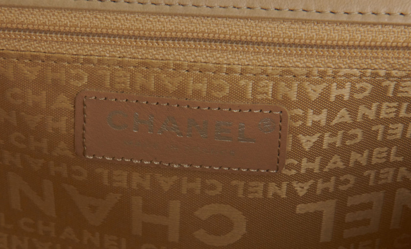 CHANEL 2005-2006  Sac à rabat  Cuir matelassé beige Garniture métal argenté Dimensions : 24 x 16 x 6,5 cm  Flap ba...