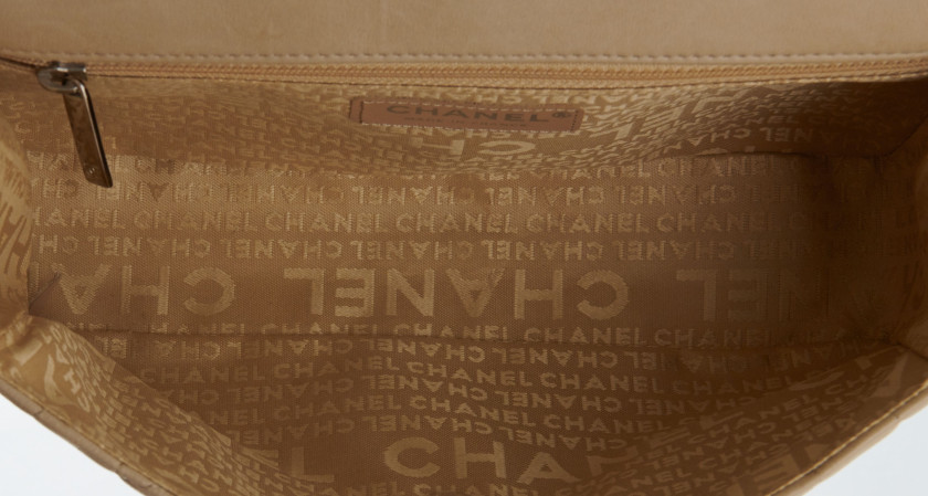 CHANEL 2005-2006  Sac à rabat  Cuir matelassé beige Garniture métal argenté Dimensions : 24 x 16 x 6,5 cm  Flap ba...