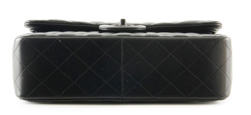 CHANEL Édition Limitée 2011-2012  Sac à rabat  Cuir matelassé noir Garniture métal noir mat Dimensions : 31 x 20 x 9...