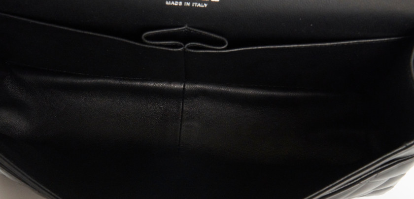 CHANEL Édition Limitée 2011-2012  Sac à rabat  Cuir matelassé noir Garniture métal noir mat Dimensions : 31 x 20 x 9...
