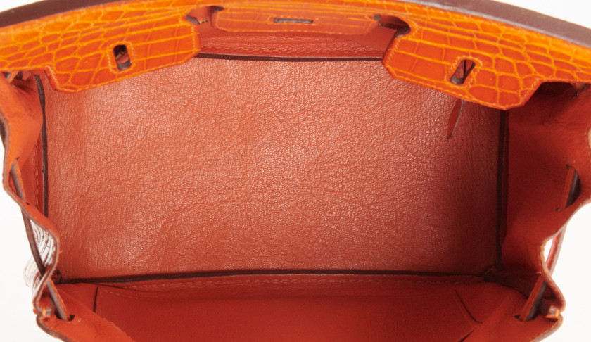 HERMÈS 2007  Sac BIRKIN 25  Crocodile du Nil lisse orange (Crocodylus niloticus) II/B Garniture métal plaqué or  BIR...