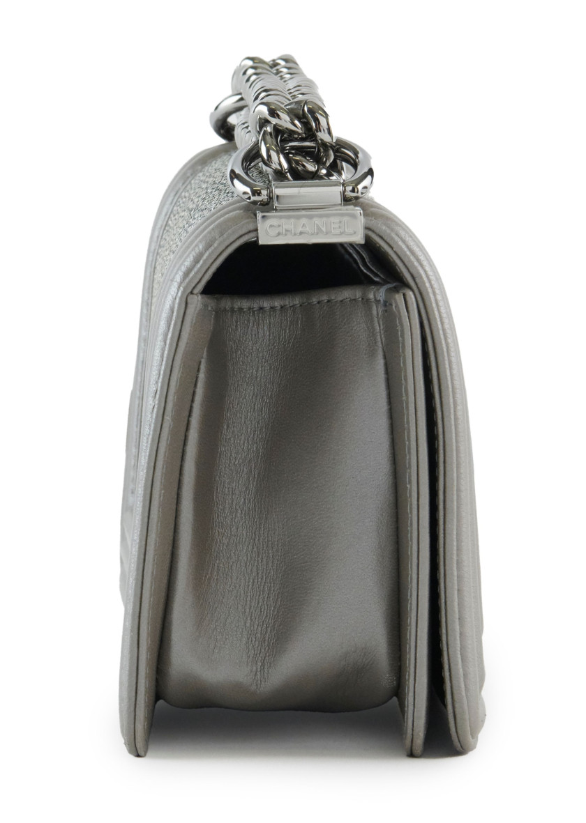 CHANEL Circa 2019  Sac BOY   Galuchat et cuir gris et taupe Garniture métal argenté Dimensions : 20,5 x 13 x 6,5 cm ...
