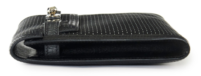 HERMÈS 1999  Pochette  Crinolin noir et argent Garniture métal argenté palladié Dimensions : 21 x 15,5 x 2 cm  Clu...