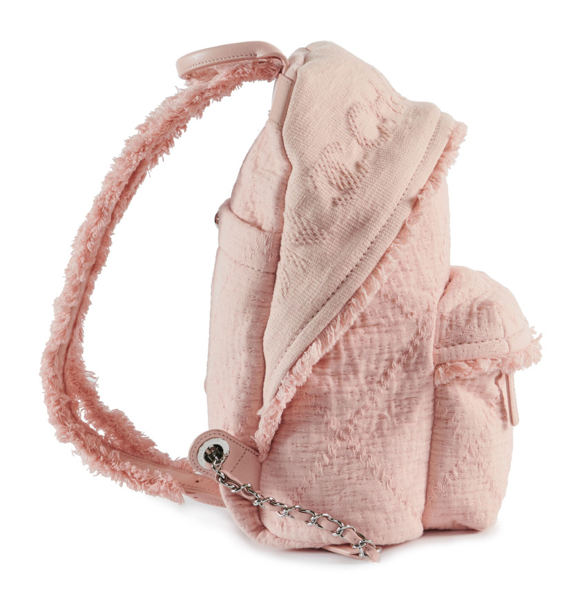 CHANEL Circa 2019  Sac à dos  Coton et cuir roses Garniture métal argenté Dimensions : 30 x 34,5 x 12 cm  Backpack...