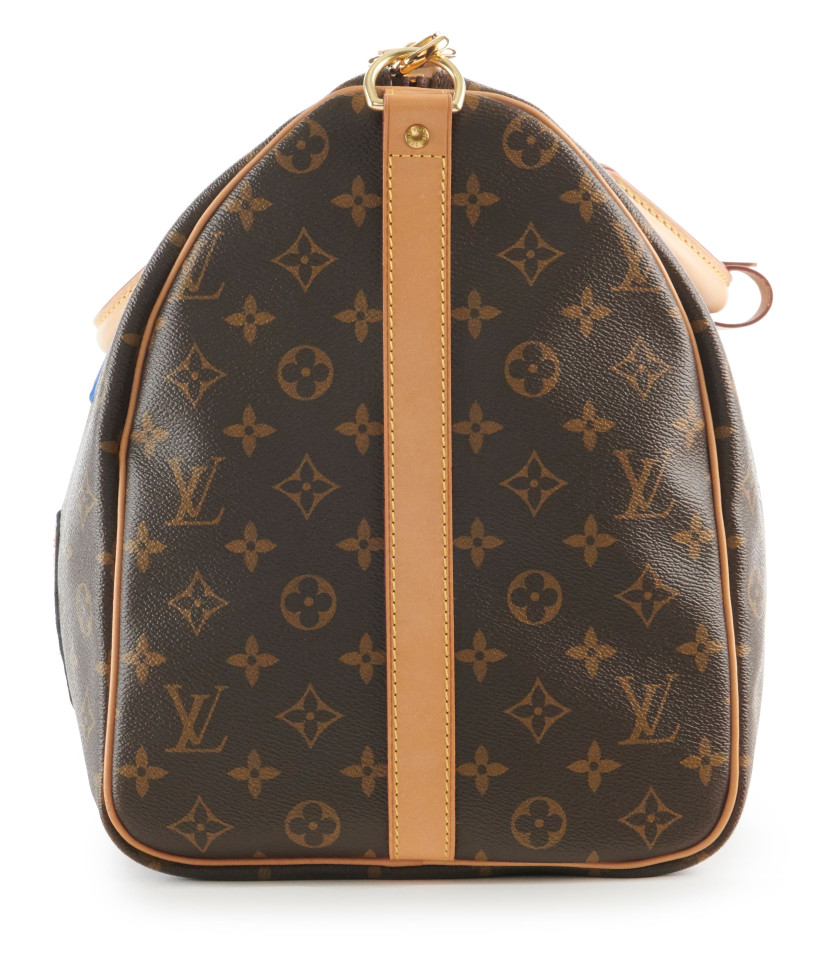 LOUIS VUITTON Édition Limitée 2018  Sac KEEPALL 50  Toile Monogram et cuir naturel, patchs imprimés et cousus Garnitur...