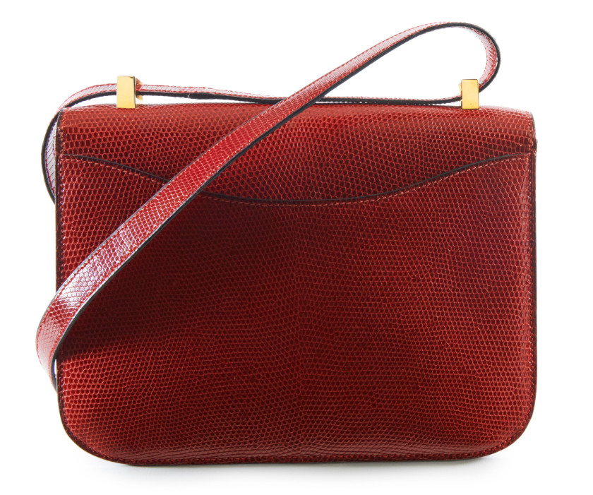 HERMÈS 1982  Sac CONSTANCE 24  Varan du Nil rouge (Varanus niloticus) II/B Garniture plaqué or Dimensions : 23,5 x 18...