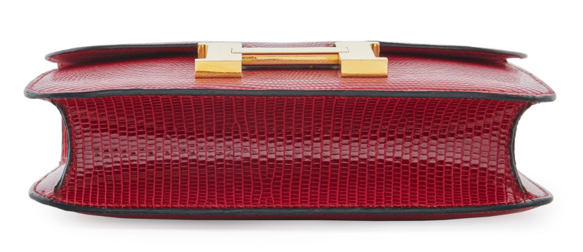 HERMÈS 1982  Sac CONSTANCE 24  Varan du Nil rouge (Varanus niloticus) II/B Garniture plaqué or Dimensions : 23,5 x 18...