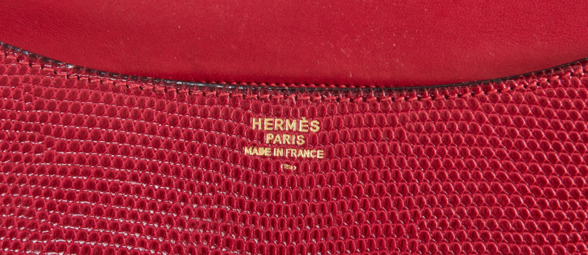 HERMÈS 1982  Sac CONSTANCE 24  Varan du Nil rouge (Varanus niloticus) II/B Garniture plaqué or Dimensions : 23,5 x 18...