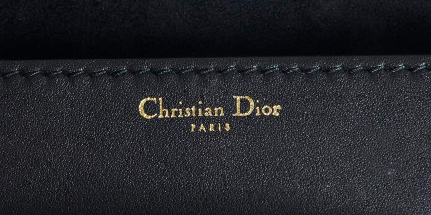 CHRISTIAN DIOR  Sac J'ADIOR  Cuir noir, toile et perles polychromes Garniture métal doré Dimensions : 18,5 x 11,5 x 4 cm...