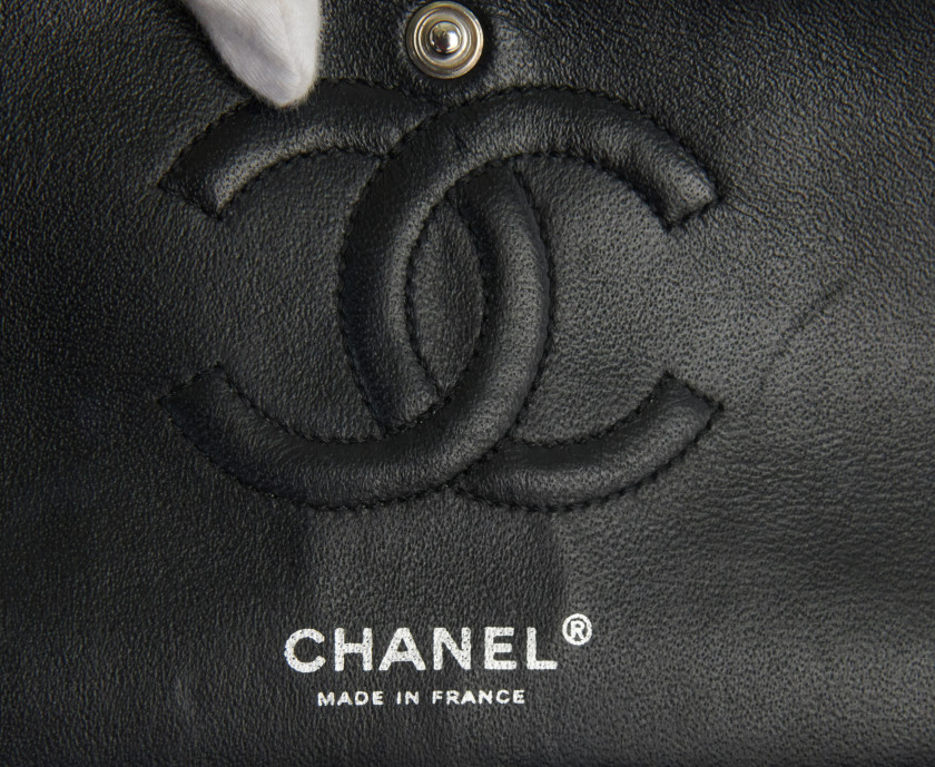 CHANEL 2010-2011  Sac 2.55 REISSUE 224 GARDEN CHARMS  Tweed blanc et noir, breloques en métal argenté et strass polychrome...