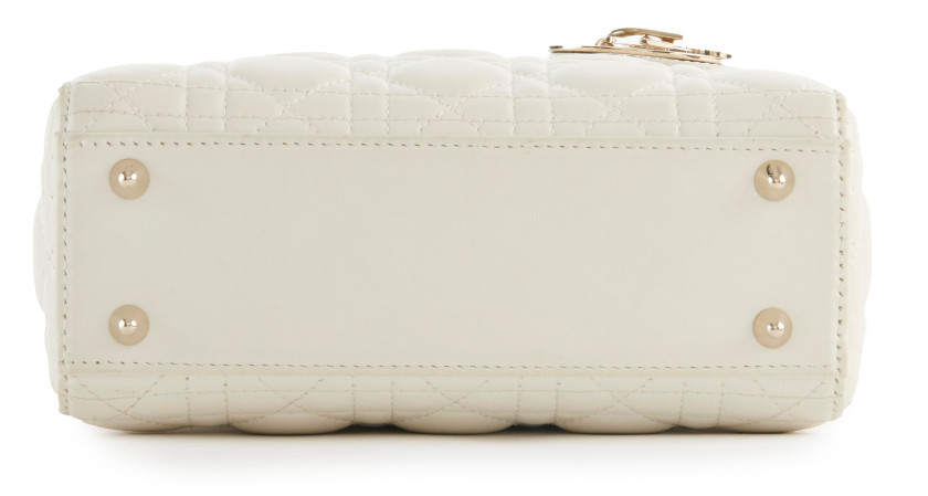 CHRISTIAN DIOR  Sac LADY DIOR SMALL  Cuir blanc à effet Cannage Garniture métal doré Bandoulière Dimensions : 20,5 x 1...