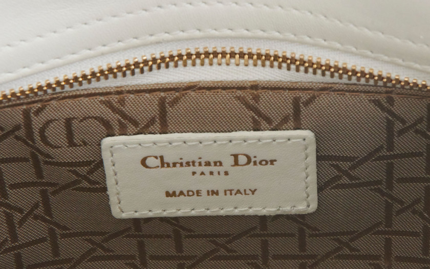 CHRISTIAN DIOR  Sac LADY DIOR SMALL  Cuir blanc à effet Cannage Garniture métal doré Bandoulière Dimensions : 20,5 x 1...