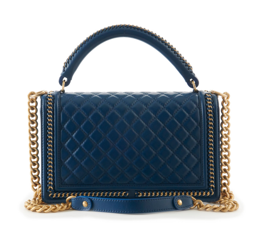 CHANEL 2017-2018  Sac BOY TOP HANDLE  Cuir lisse et matelassé bleu cobalt Garniture métal doré Dimensions : 28 x 17 x...