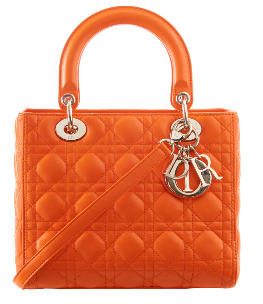 CHRISTIAN DIOR  Sac LADY DIOR  Cuir orange à effet Cannage Garniture métal argenté Bandoulière Dimensions : 24,5 x 20...