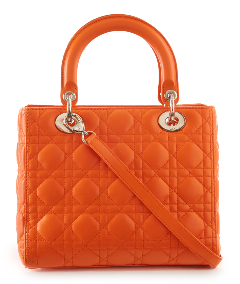 CHRISTIAN DIOR  Sac LADY DIOR  Cuir orange à effet Cannage Garniture métal argenté Bandoulière Dimensions : 24,5 x 20...