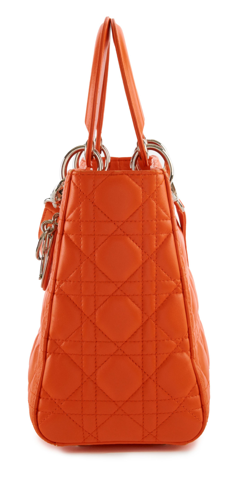 CHRISTIAN DIOR  Sac LADY DIOR  Cuir orange à effet Cannage Garniture métal argenté Bandoulière Dimensions : 24,5 x 20...