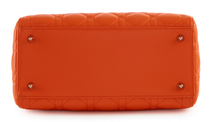 CHRISTIAN DIOR  Sac LADY DIOR  Cuir orange à effet Cannage Garniture métal argenté Bandoulière Dimensions : 24,5 x 20...